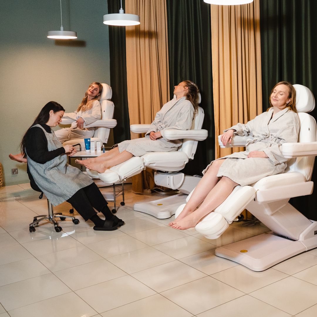 Jalkahoidot Vantaalla - MySense by Flamingo Spa: ystävykset jalkahoidossa.