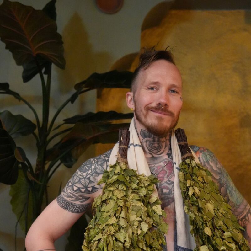 Saunamestari Olli vie Aufguss -saunarituaalien maailmaan