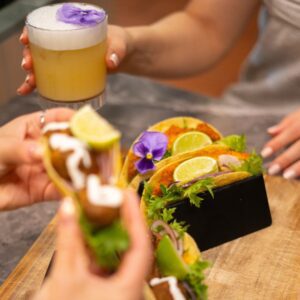 Herkullinen kana-taco Flamingon allasravintolassa.